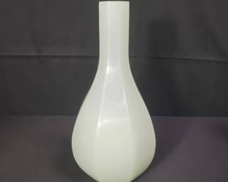 Lot # : 52 - Peking glass vase in the style of Robert Kuo

