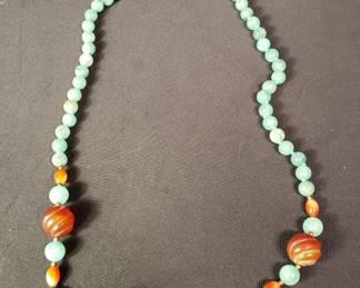 Lot # : 472 - Jadeite beaded necklace
