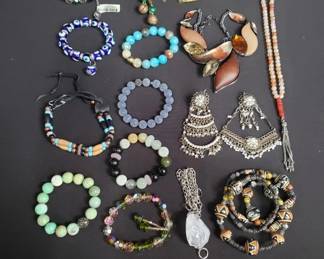 Lot # : 539 - Group of custom jewelry

