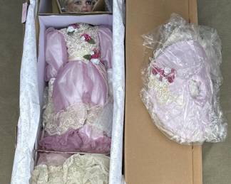 Lot # : 386z - Vintage Welden Museum porcelain doll in box
