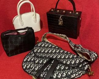 Lot # : 488v - Lot of 4 handbags
