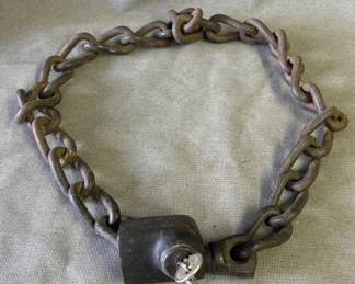 Lot # : 324z - Vintage iron bike chain & lock with key
