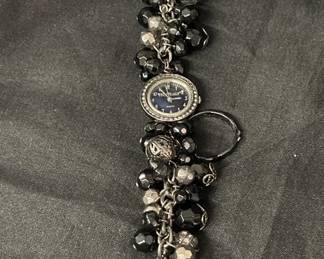 Lot # : 186v - White and black bracelet watch
