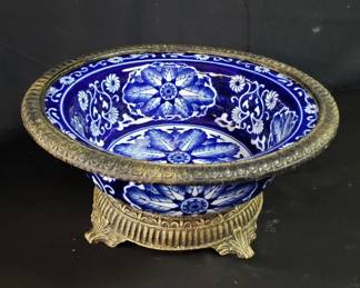 Lot # : 497 - Bombay Company center bowl with metal foot
