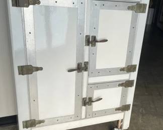 Lot # : 154r - Antique 1920’s Rhinelander ice box
