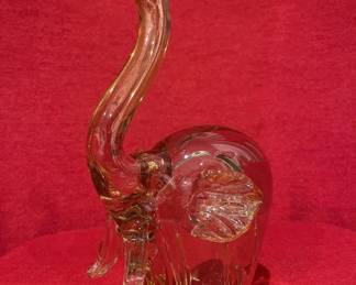 Lot # : 482v - Art glass elephant
