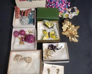 Lot # : 484 - Group of costume jewelry
