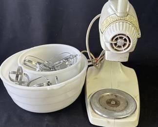 Lot # : 298z - Vintage General Electric mixer with bowls
