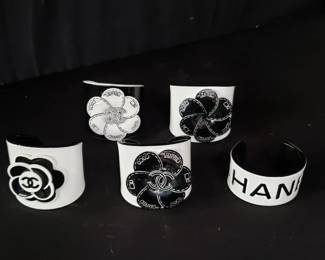 Lot # : 493 - Group of bracelets
