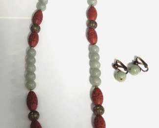 Lot # : 40 - Jadeite & silver necklace and earring set
