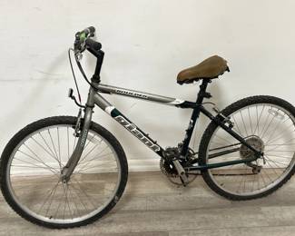 Lot # : 443 - Giant Boulder 21-speed mountain bike
