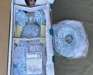 Lot # : 320z - Vintage Rustie Aurora porcelain doll in box
