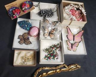 Lot # : 488 - Group of costume jewelry
