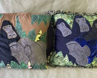 Lot # : 331z - Pair of vintage folk art pillows
