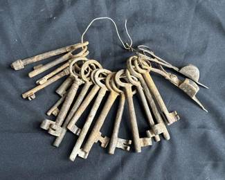 Lot # : 246 - 16 antique keys and 2 candle snuffers
