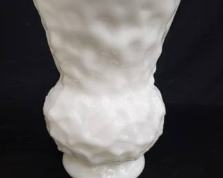 Lot # : 133 - Milk glass vase
