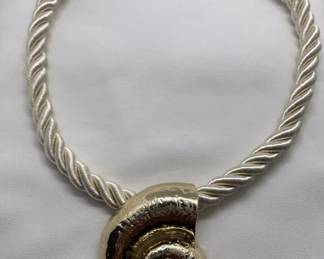 Lot # : 265v - Gold-tone seashell necklace
