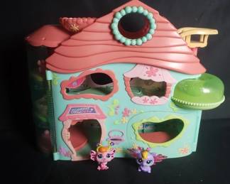 Lot # : 404 - Biggest Littlest Pet shop house 2 figures
