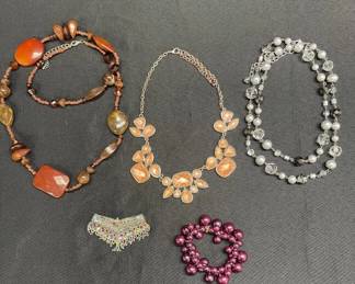Lot # : 350v - Vintage jewelry lot

