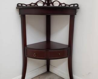 Lot # : 518 - Vintage mahogany corner shelf
