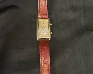 Lot # : 185v - Men’s dual dial gold tone watch
