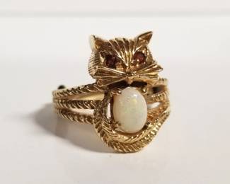 Lot # : 106 - 14k gold ring with opal
