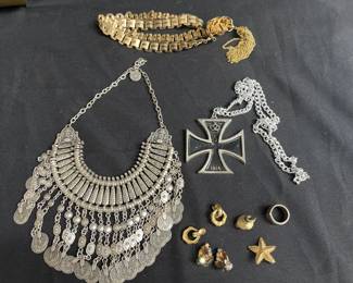 Lot # : 464 - Group of costume jewelry
