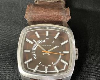 Lot # : 240v - Men’s Diesel watch
