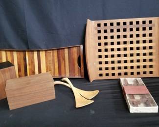 Lot # : 336 - Box of wood cutting boards, chopsticks, ladles
