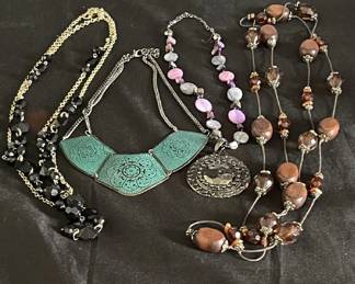 Lot # : 395v - Necklace jewelry lot
