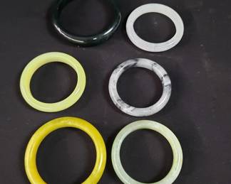 Lot # : 495 - Group of colored glass bangle bracelets
