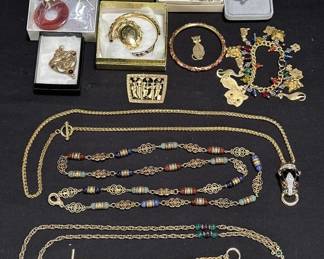 Lot # : 446 - Group of costume jewelry in box lot
