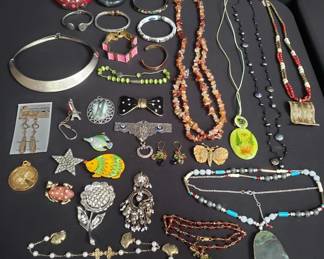 Lot # : 543 - Group of cust jewelry
