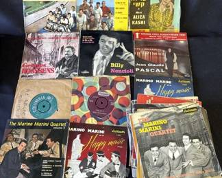 Lot # : 311z - Group of vintage 45rpm vinyl records
