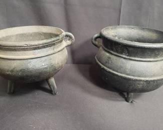 Lot # : 317 - Pair of cast iron cauldrons
