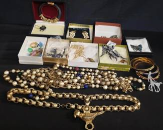 Lot # : 433 - Group of costume jewelry
