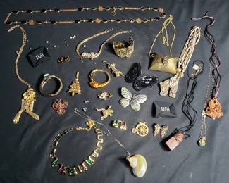 Lot # : 490 - Group of costume jewelry
