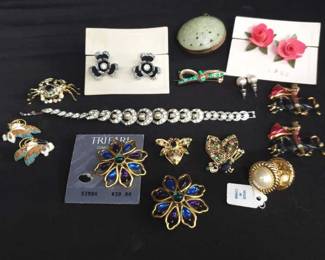 Lot # : 188 - Group of costume jewelry
