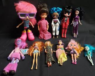 Lot # : 521 - Collectible 11 female dolls
