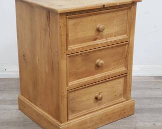 Lot # : 164 - Vintage 3-drawer pine nightstand
