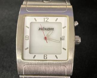 Lot # : 238v - Men’s Nixon stainless watch

