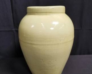 Lot # : 401 - Vintage pottery oil jar/vase
