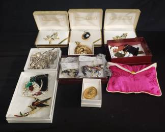 Lot # : 437 - Group of costume jewelry
