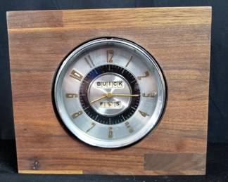 Lot # : 504 - Vintage Buick enthusiast desk clock
