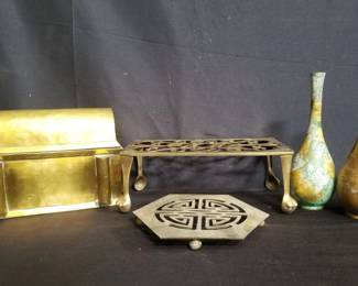 Lot # : 338 - Box of brass box, trivets and vases
