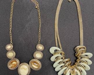 Lot # : 360v - Vintage necklace lot
