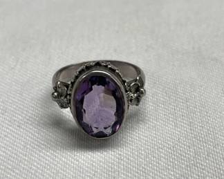 Lot # : 369v - Vintage sterling and amethyst ring

