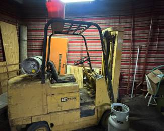 Forklift and extra tank