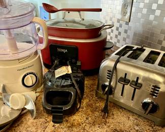 Assorted kitchen appliances