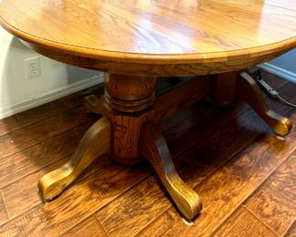 Oak round kitchen table